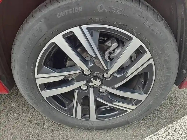 Peugeot 208 puretech 100 s&amp;s eat8 — photo 13