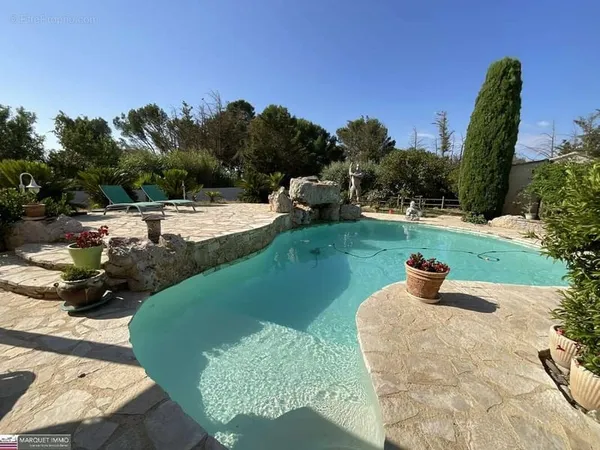 Cadre d'exception pour cette villa provençale T6 + mezzanine offrant 218 m² en 4 faces sur 2 095 m² 