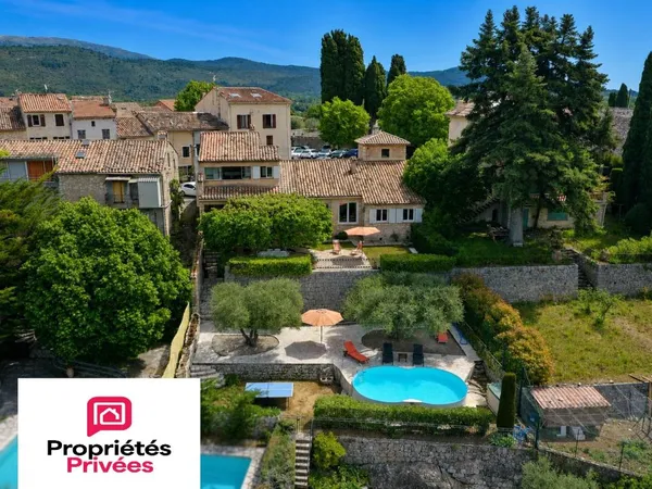 DEMEURE UNIQUE DANS VILLAGE PROVENCAL AVEC VUE EXCEPTIONNELLE