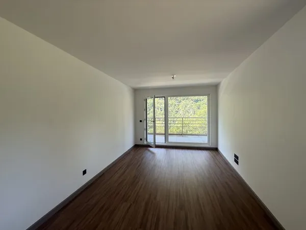 Appartement lumineux avec balcon et stationnement
