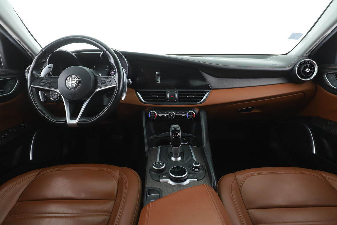Alfa Romeo Giulia 2.2 Lusso AT8 — photo 11