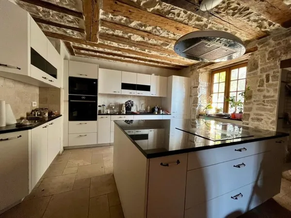 Maison en pierre de caractère - Volumes, dépendances et appartement indépendant - Port-Lesney