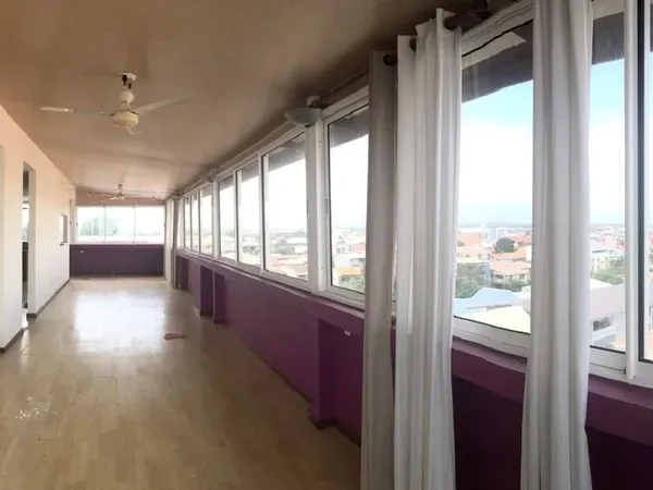 CAYENNE CENTRE-VILLE : APPARTEMENT DE 150 M² HABITABLES SITUÉ AU DERNIER ÉTAGE DE LA RÉSIDENCE AVEC 