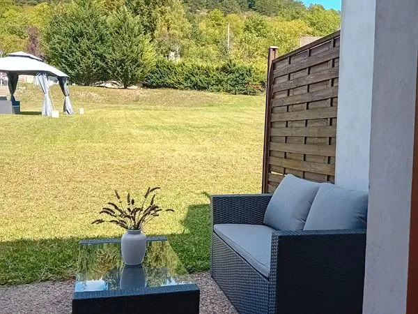 Studio équipé bien isolé avec terrasse et grands espaces verts