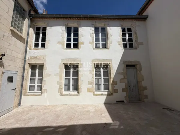 Bâtisse historique à rénover en coeur de village