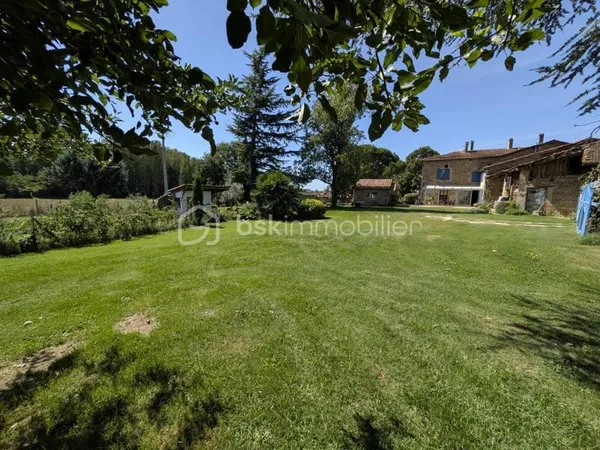 EXCLUSIVITÉ - Ancien corps de ferme sur 2 hectares 98 a 39 ca avec dépendances, verger et rivière