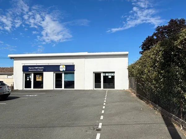 Local commercial avec parking
