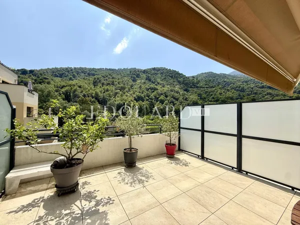 Bel trois pièces en excellent état dans résidence moderne avec piscine et performante sur le plan én