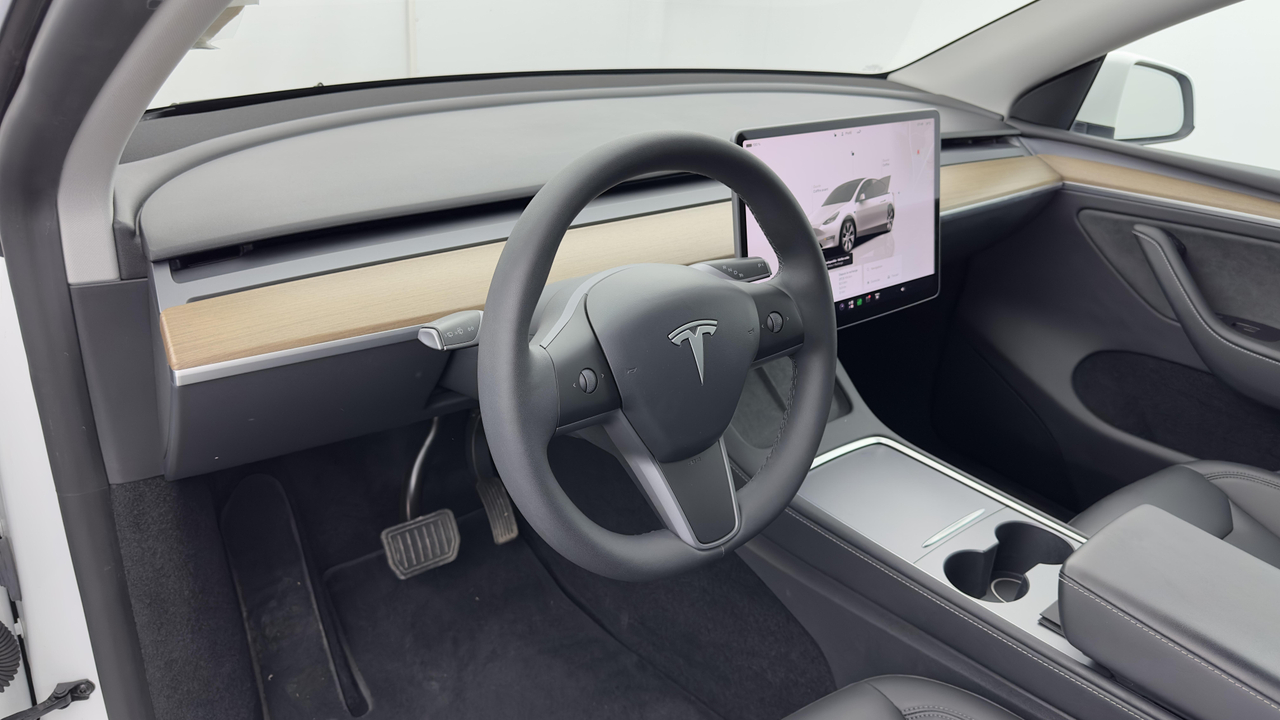 Tesla MODEL Y Standard RWD — photo 10