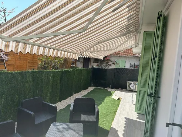 APPARTEMENT MEUBLE AVEC GRANDE TERRASSE CALME AU CENTRE VILL