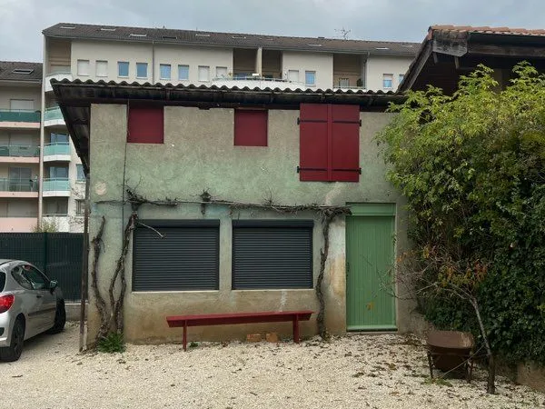 Atelier brut 18 m² + 18 m² de combles - Gaillard (rue de Stalingrad)