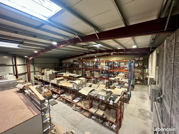 Local 980 m² Fréjus