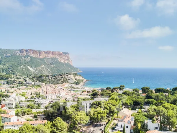 Villa contemporaine rénovée proche du port avec vues panoramiques
