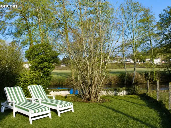 Maison de ville rénovée avec jardin au bord de l'eau