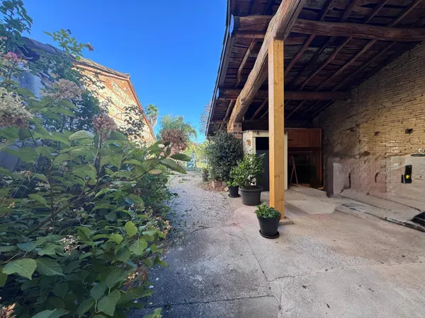 Charmante maison avec grand jardin à Grisolles.