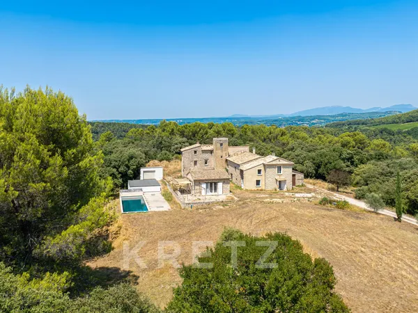 L'ULTIME CONFIDENTIELLE — UNE FERME HISTORIQUE DE PLUS DE 48 HECTARES AU CŒUR DE LA PROVENCE