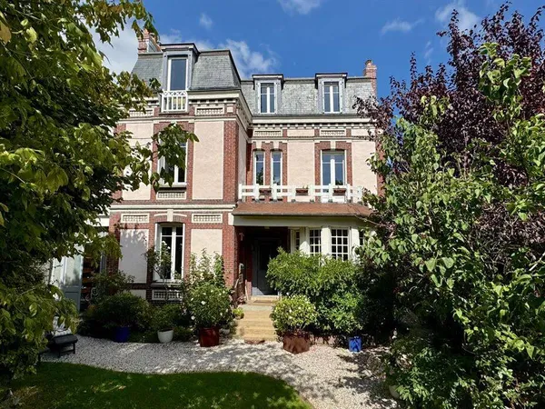 Maison 9 pièces 242 m²