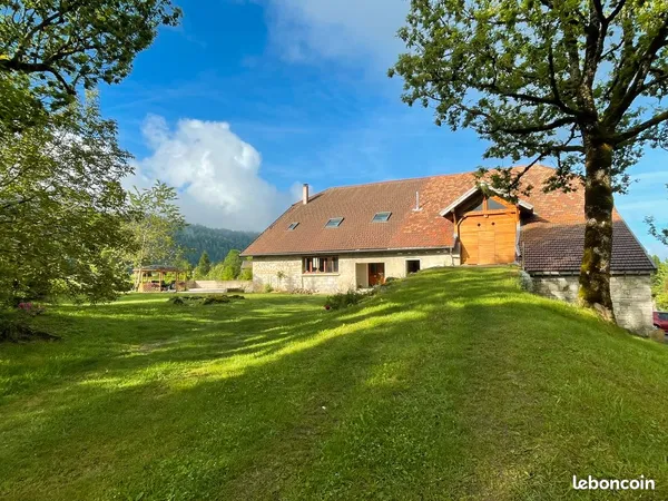 Ancienne ferme comtoise - 411 m² habitables, gîte et dépendances