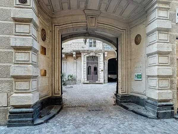 Ensemble rare hyper-centre : Appartement 80m² + Local voûté + Parking privé