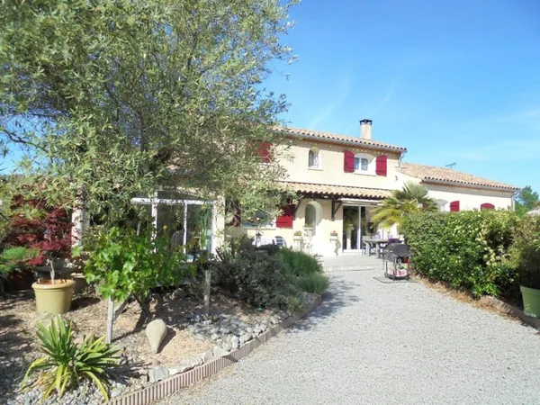 VILLENEUVE-LA-COMPTAL — VILLA HAUT DE GAMME, PISCINE ET ZÉRO TRAVAUX
