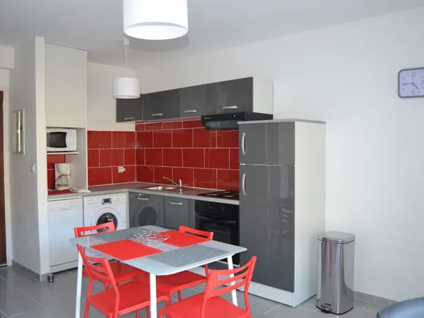 STUDIO RENOVE AVEC PARKING, BALCON VUE DEGAGEE A PROXIMITE D