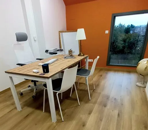1 poste de travail en coworking dans bureau 20m² avec 2 postes de travail. Beau standing, à l'est de