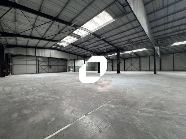 Entrepôt 4858 m²