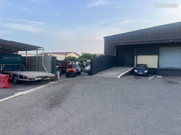 Local d’activité et entrepôt Location Saint-Estève  120m² 300€
