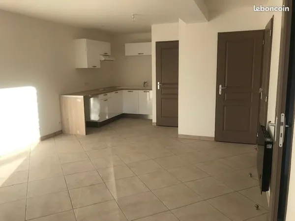 Appartement 50m2 extérieur privé et balcon ETAT NEUF bien isolé et bien insonorisé