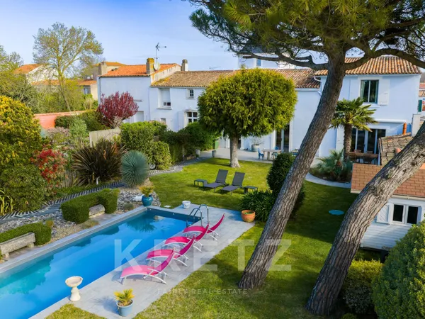 Propriété d'exception au coeur de Saint-Denis-d'Oléron, 270 m², piscine et jardin remarquable