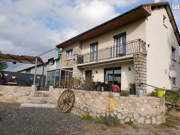 Maison avec jardin arboré et garage