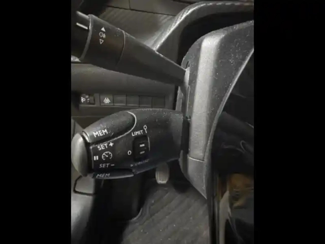 Peugeot 208 1.2 puretech 75ch s&amp;s like 2023 — photo 16