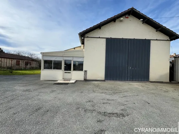 Entrepôt + mezzanine de 225 m2 avec bureaux, grand parking