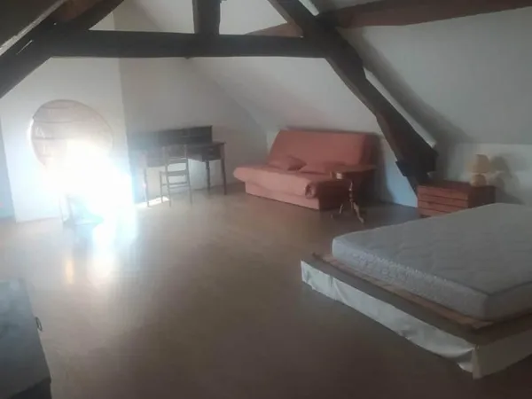 Grande chambre dans maison ancienne