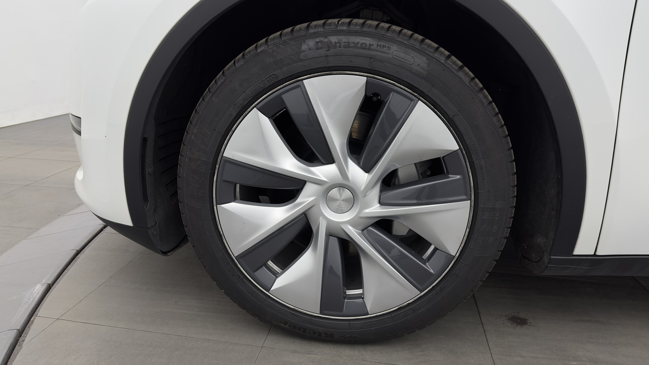 Tesla MODEL Y Standard RWD — photo 9