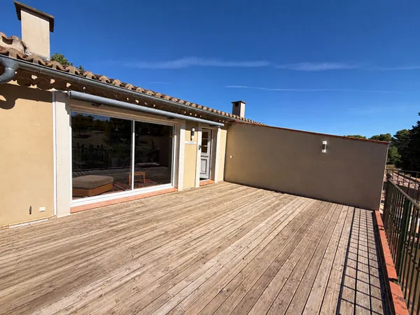 Location appartement T3 de 75 m² avec terrasse, parking et climatisation à 10 minutes au sud de Carc