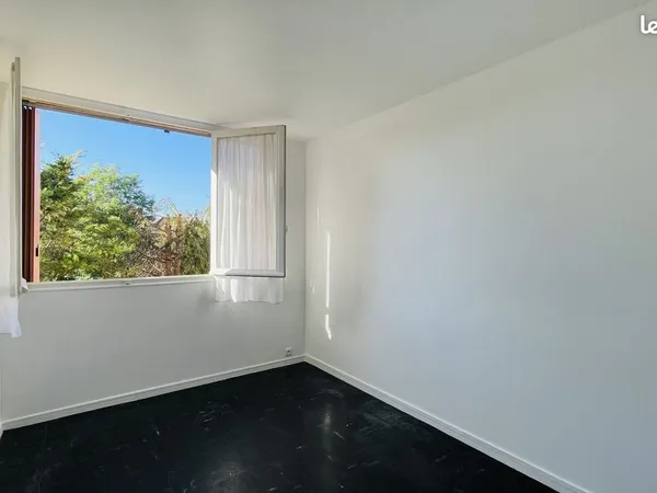 Bry-sur-Marne - T3 traversant lumineux 56 m² sud-est / nord-ouest, loggia, box fermé et cave, centre