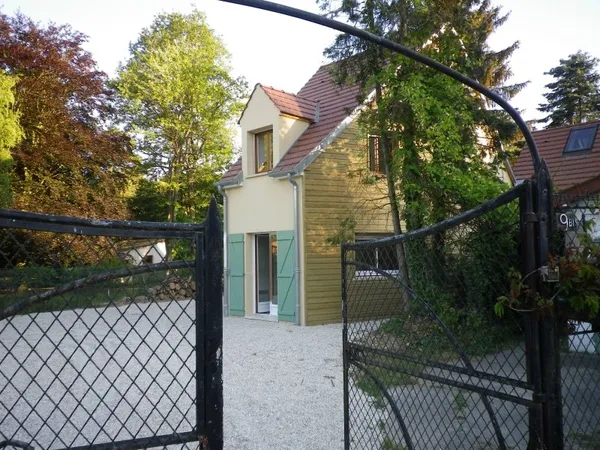 Maison dans la verdure à Bois-le-Roi de 60 m2 environ avec un jardin de 400 m2 privatif.