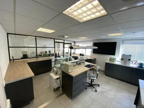 MOUGINS - BUREAUX LUMINEUX DE 51 M²