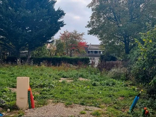 Terrain plat viabilisé 536m2 zone UGM2 avec permis de construire purgé de tout recours 415K