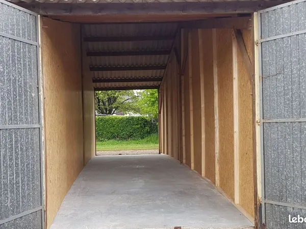 Grand local de stockage accès PL 24/24