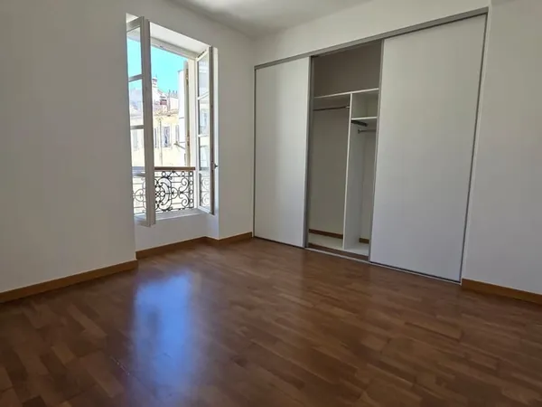 À louer Grand T2 lumineux avec parquet & parking Quai d