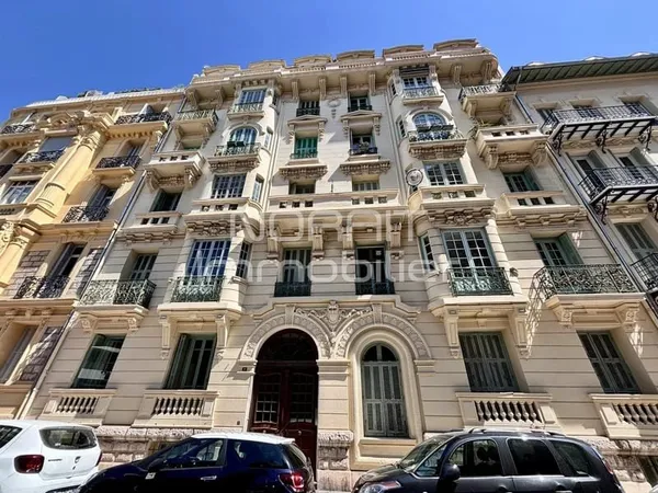 NICE - CARRE D'OR - STUDIO de 28.38 m2- AVANT DERNIER ETAGE