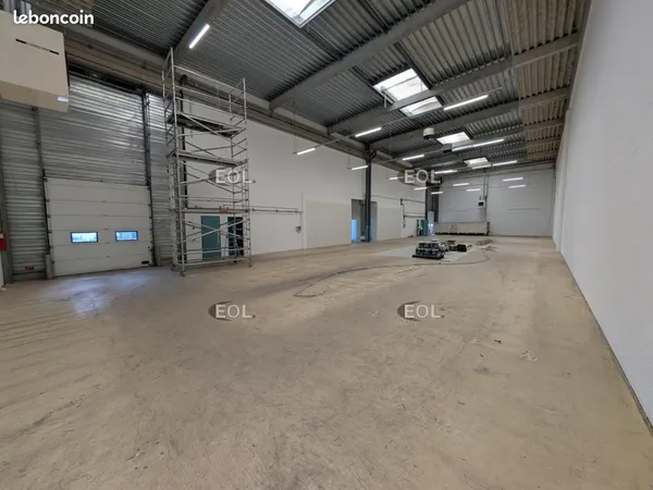 Local d'activité 932 m²