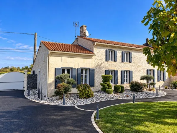 Maison à vendre Charmante maison en pierre de 176 avec dépendances et jardin paysager . AUTHON EBEON