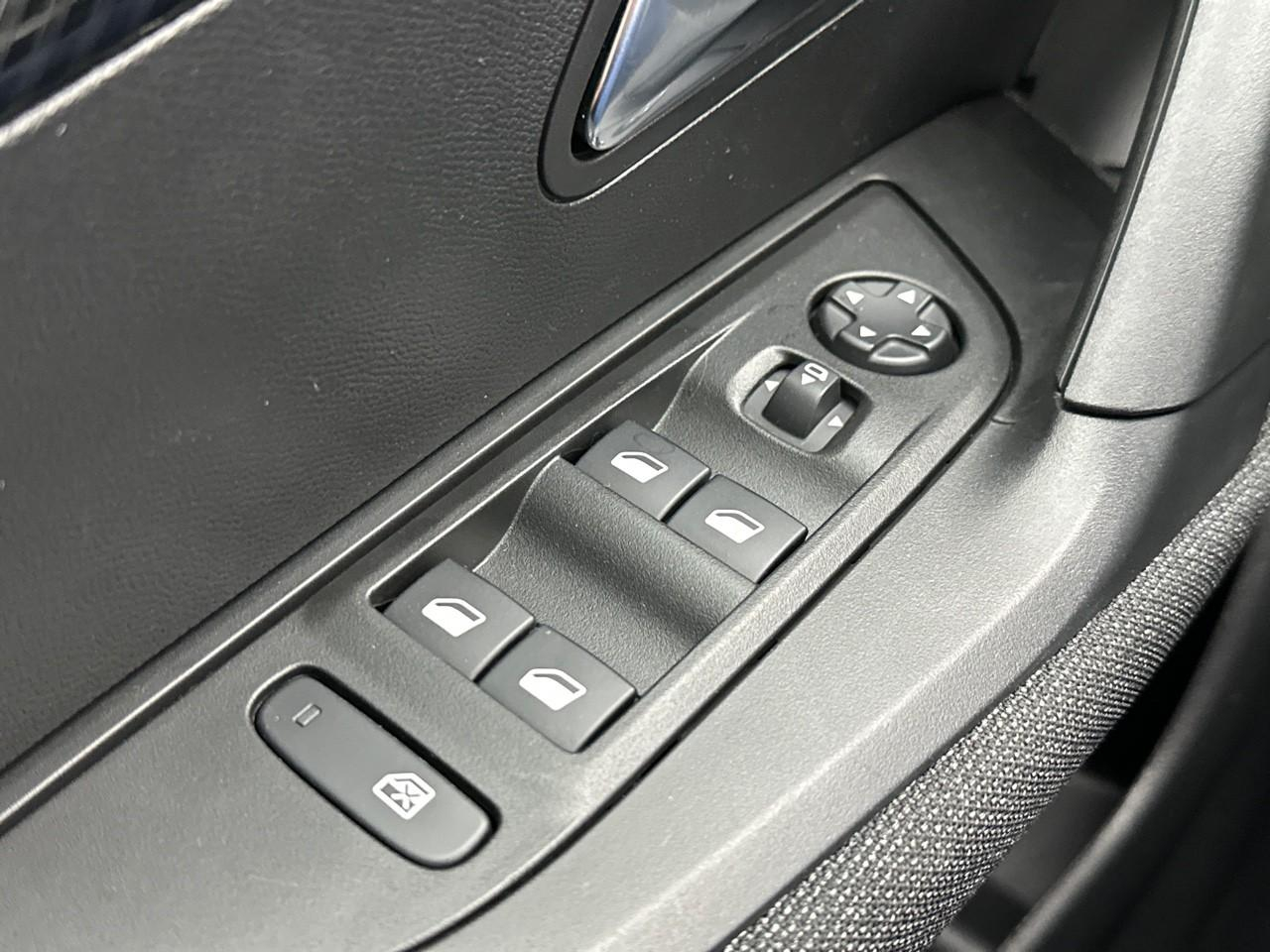 Peugeot 2008 hybrid 145 e-dcs6 style — photo 15