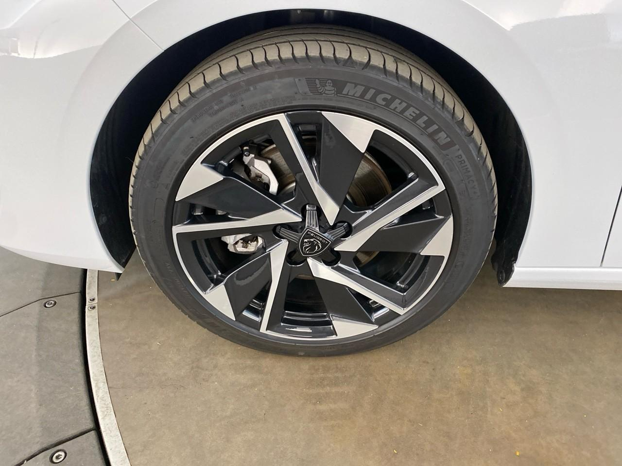 Peugeot 308 hybrid 145 e-dcs6 allure — photo 11
