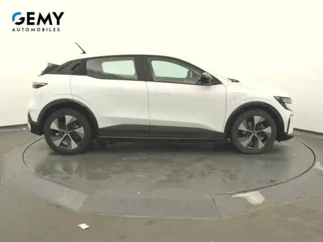 Renault Megane e-tech ev40 130ch standard charge — photo 4
