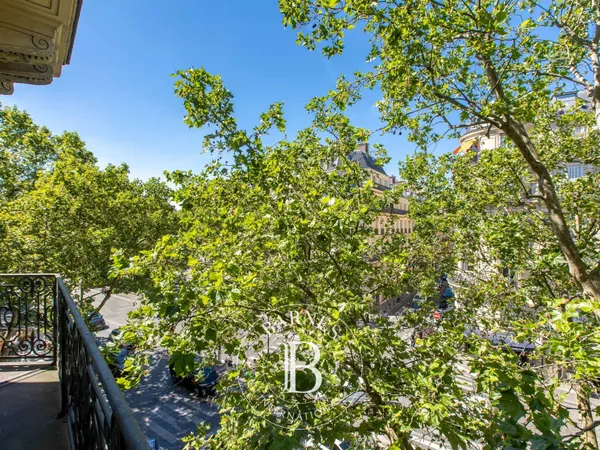 Exclusivité: Appartement à rénover à Paris 8è Haussmann / Messine - 3è étage avec balcon et vue déga