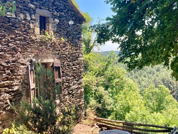 Maison en pierre dans un environnement préservé